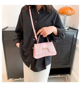 Modell mit pinker Strass-Handtasche mit Metallschnalle und verstellbarem Riemen