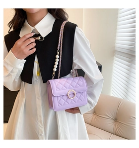 Détail du sac bandoulière violet clair avec bandoulière perle et boucle anneau