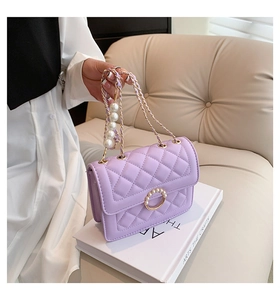 Détail du sac bandoulière en cuir matelassé violet avec bandoulière en perles