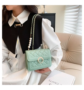 Détail du mini sac matelassé vert menthe avec chaîne perlée et fermoir anneau doré