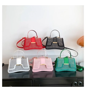 Glitzernde Mini-Handtaschen mit Strasssteinen und Metallakzenten in fünf Farben