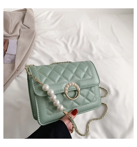 Détail du sac matelassé vert menthe avec poignée en perles et chaîne en métal