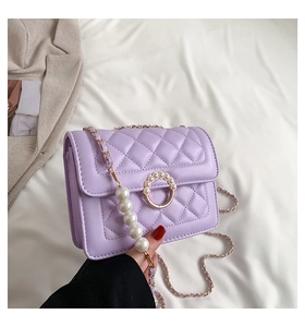 Détail du sac à bandoulière matelassé violet avec boucle de perles et chaîne