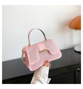 Nahaufnahme der rosa Luxus-Handtasche mit funkelnden Strasssteinen und Goldschnalle