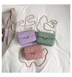 Détails des sacs à bandoulière matelassés lilas, vert et rose avec chaîne en perles