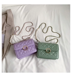 Détails des sacs à rabat matelassés avec anneaux perlés et bandoulières dorées