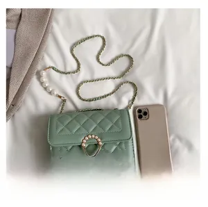 Vue détaillée du sac matelassé vert menthe avec bandoulière perle et boucle ronde