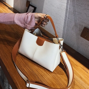 Minimalistische Bucket Bag mit Griff und Schultergurt in Beige und Braun für Damen