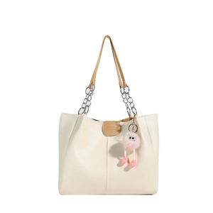 Large capacity cream white tote bag with metal chain strap and pink plush charm