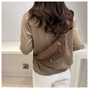 Détail du sac banane en velours côtelé avec tirettes de fermeture éclair triangulaires