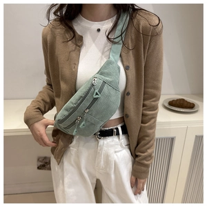 Détail du sac de poitrine en velours côtelé vert clair avec zips multicouches et sangle réglable
