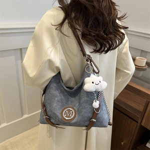 Grand sac cabas en toile grise avec anses en cuir marron et breloque nuage pour femme