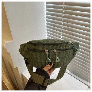 Gros plan du sac banane en velours côtelé vert foncé avec fermetures éclair