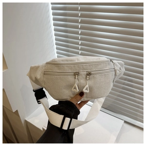 Détail du sac banane en velours côtelé blanc cassé montrant la texture et les zips