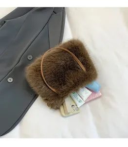 Intérieur spacieux du sac à main en fausse fourrure marron avec rangement cosmétique