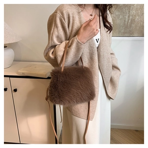 Détail du sac à main en peluche marron café avec anse en cuir et bandoulière réglable
