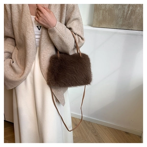 Détail du sac à bandoulière en fausse fourrure marron foncé avec fines lanières douces
