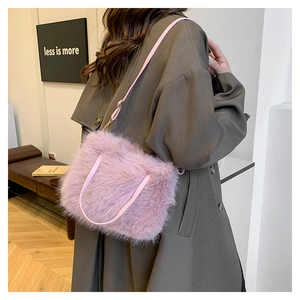 Détail d'un sac bandoulière en peluche lilas avec fines lanières et poignées en cuir