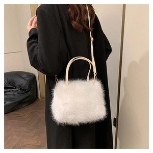 Détail d'un sac bandoulière en fausse fourrure blanche avec une sangle beige réglable