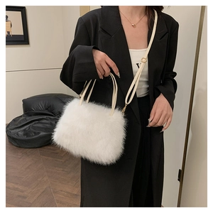 Détail d'un sac à main blanc en fausse fourrure pelucheuse avec fines lanières en cuir