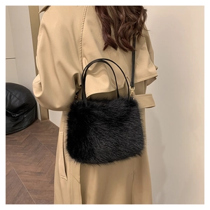 Détail d'un sac à main en fausse fourrure avec lanières en cuir porté sur un trench