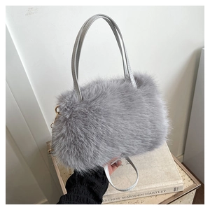 Détail du sac à main en peluche grise avec poignée en cuir et crochet métallique doré
