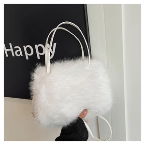 Détail du sac à main en peluche blanche avec fausse fourrure douce et anses fines