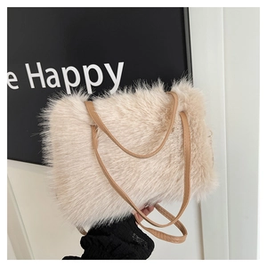 Détail du sac cabas en fausse fourrure beige avec anses en cuir marron et texture douce