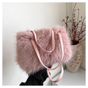 Détail du sac à main en fausse fourrure rose clair avec poignées en cuir élégantes
