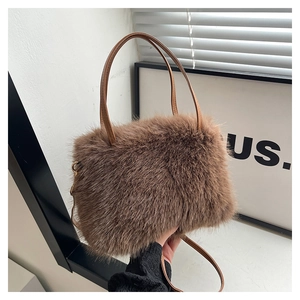Détail de la texture en fausse fourrure marron et des poignées de ce sac à main pelucheux