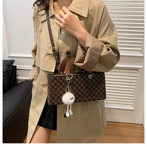 Sac à main vintage monogramme pour femme en cuir marron avec breloque boule peluche