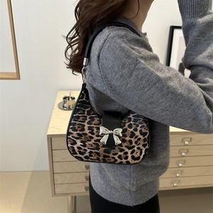 Sac sous le bras croissant avec imprimé léopard, nœud argenté et bandoulière en cuir