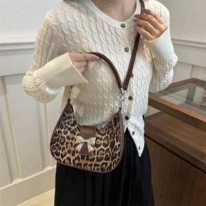 Sac à bandoulière léopard tendance avec nœud métallique et lanière en cuir marron