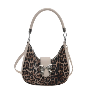 Sac hobo vintage imprimé léopard avec bordure en cuir blanc et boucle papillon argent