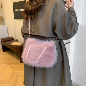 Sac cabas en fausse fourrure de renard lilas avec bandoulières en cuir rose élégantes