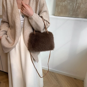 Sac à bandoulière marron en fausse fourrure pelucheuse avec poignées pour l'hiver