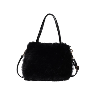 Sac à bandoulière tendance en fausse fourrure noire avec poignées en cuir et métal