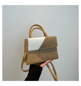 Détail du sac à main tricolore en cuir à motif crocodile et bandoulière réglable