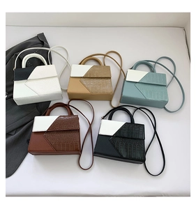 Vue à plat de sacs à main carrés en cinq couleurs avec texture crocodile et poignée supérieure