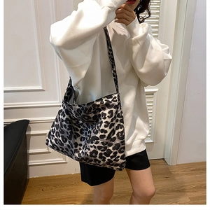 Detailed view of the large capacity leopard print canvas tote bag with wide shoulder strap