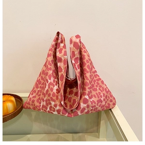 Detail of a pink leopard print triangular tote bag made of high-quality canvas fabric