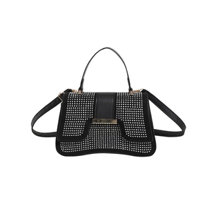 Elegante schwarze Lederhandtasche mit silbernen Strasssteinen und goldenem Verschluss
