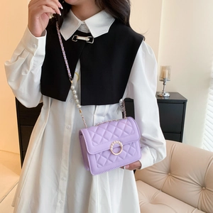 Sac bandoulière matelassé lilas avec bandoulière en perles et boucle en métal