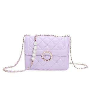 Sac bandoulière matelassé lavande avec chaîne dorée et détails de perles chic