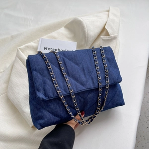 Sac à bandoulière en denim matelassé bleu avec chaîne en métal chic pour femme élégante