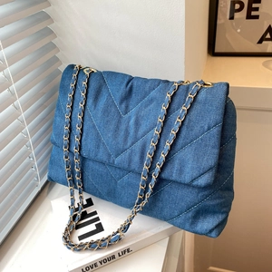 Sac à épaule en denim bleu matelassé avec motif en V et chaîne dorée élégante