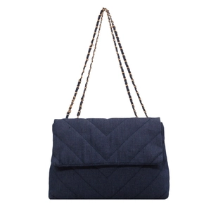 Sac à bandoulière en denim matelassé bleu pour femme avec chaîne dorée chic