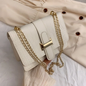 Sac bandoulière blanc ivoire gaufré crocodile avec chaîne dorée et fermoir en métal