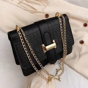 Sac bandoulière noir à motif crocodile avec chaîne dorée et boucle élégante en H