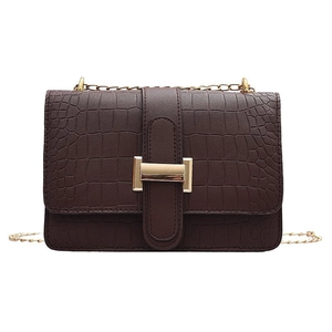 Sac bandoulière marron rouge foncé à motif crocodile avec un fermoir doré en forme d'H